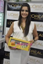 Sonam Kapoor at the launch of Spring Summer 2010 look Golden Girl in Mumbai on 14th March 2010 (22).JPG
